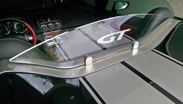 Dauerhaft montiertes Windschott, klar mit GEFÜLLTEM "GT" Logo