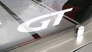 Dauerhaft montiertes Windschott, klar mit GEFÜLLTEM "GT" Logo